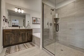 Shower, hair dryer, towels, soap - Meticulous -Clean - Upscale Perfect Location (Washington)