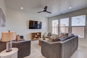 Living area - Meticulous -Clean - Upscale Perfect Location (Washington)