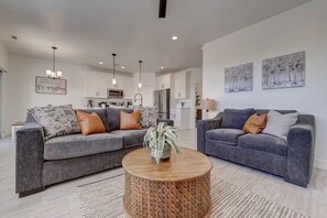 Living area - Meticulous -Clean - Upscale Perfect Location (Washington)