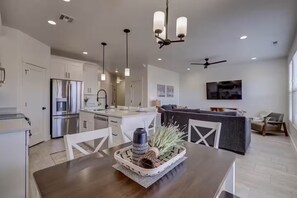 Interior - Meticulous -Clean - Upscale Perfect Location (Washington)