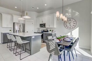 Dining - Golden Gem of StG w/Pool Private HotTub + Fire Pit (Washington)