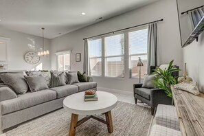 Living area - Golden Gem of StG w/Pool Private HotTub + Fire Pit (Washington)