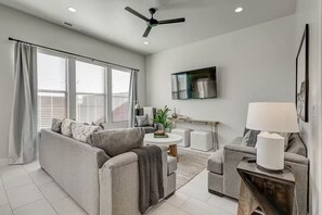 Living area - Golden Gem of StG w/Pool Private HotTub + Fire Pit (Washington)