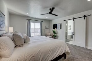 3 bedrooms, iron/ironing board, WiFi, bed sheets - Golden Gem of StG w/Pool Private HotTub + Fire Pit (Washington)