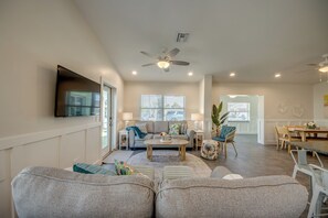 Living area - Remodeled - Matlacha - Quiet - Gulf Access Canal (Matlacha)