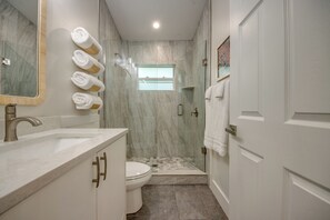Douche, sèche-cheveux, serviettes fournies, savon