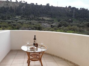 Outdoor dining - Serenelands Seaside House by MPS (Mavra Litharia)