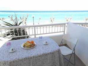 Outdoor dining - Serenelands Seaside House by MPS (Mavra Litharia)