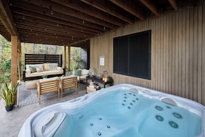 Outdoor spa tub - Lake House 1
A modern lake house with a west coast vibe (Havelock)