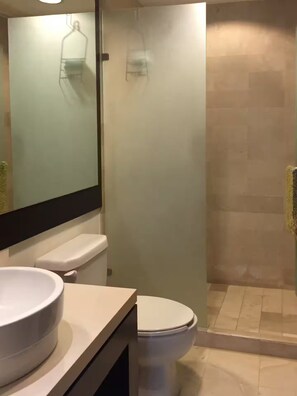Ducha, secador de pelo, toallas y jabón