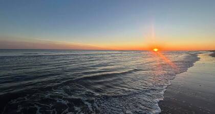 Coco cabana 1-bedroom studio on canal with kayacks &walking distance to beach,