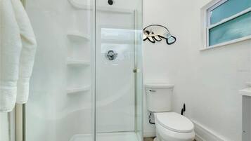 Douche, serviettes fournies, papier toilette