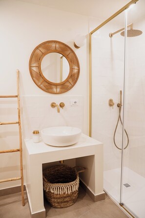 Shower, hair dryer, bidet, towels - OAZA Romance Suite with Jacuzzi | Catania (Catania)