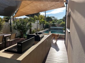 Outdoor dining - Superb air-conditioned villa with heated pool 300m from the beach (Agde)