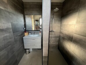 Shower, hair dryer, towels, toilet paper - Superb air-conditioned villa with heated pool 300m from the beach (Agde)