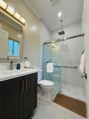 Shower, hair dryer, towels, soap - Brand New Guest House -Family Friendly/near Disneyland, Beach, Airport, & Parks (Santa Ana)