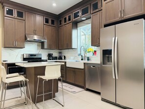 Fridge, microwave, oven, stovetop - Brand New Guest House -Family Friendly/near Disneyland, Beach, Airport, & Parks (Santa Ana)