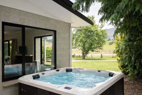 Coronet Peak View | 3BR Home with Hot Tub & Garden