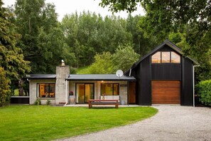 Exterior - Coronet Peak View | 3BR Home with Hot Tub & Garden (Queenstown)