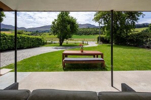 Outdoor dining - Coronet Peak View | 3BR Home with Hot Tub & Garden (Queenstown)