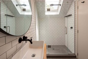 Hair dryer, towels, soap, shampoo - Coronet Peak View | 3BR Home with Hot Tub & Garden (Queenstown)