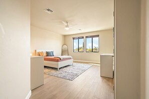 Iron/ironing board, WiFi, bed sheets - NEW! Chic hideaway, Central Location! (Tucson)