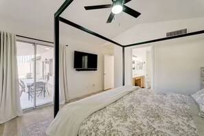 3 bedrooms, free WiFi, bed sheets - Modern Retreat with Private Pool/Hot Tub! (Mesa)