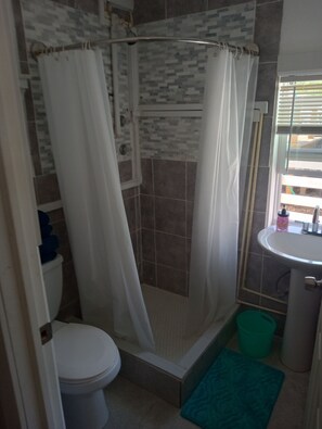 Toallas, jabón, papel higiénico