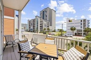 Outdoor dining - 4BR Home Steps to Beach  Sleeps 8  Myrtle Beach (Myrtle Beach)