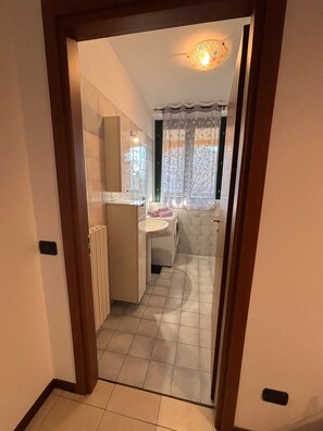 Dusche, Haartrockner, Bidet, Handtücher