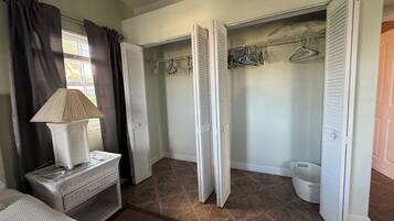 1 dormitorio, tabla de planchar con plancha, wifi y ropa de cama