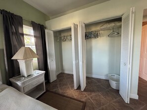 1 dormitorio, tabla de planchar con plancha, wifi y ropa de cama