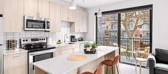 Uptown Condo | Rooftop · Lakes · Gym