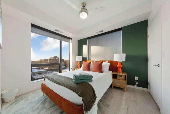 1 soverom, skrivebord, strykejern/-brett og reiseseng for barn