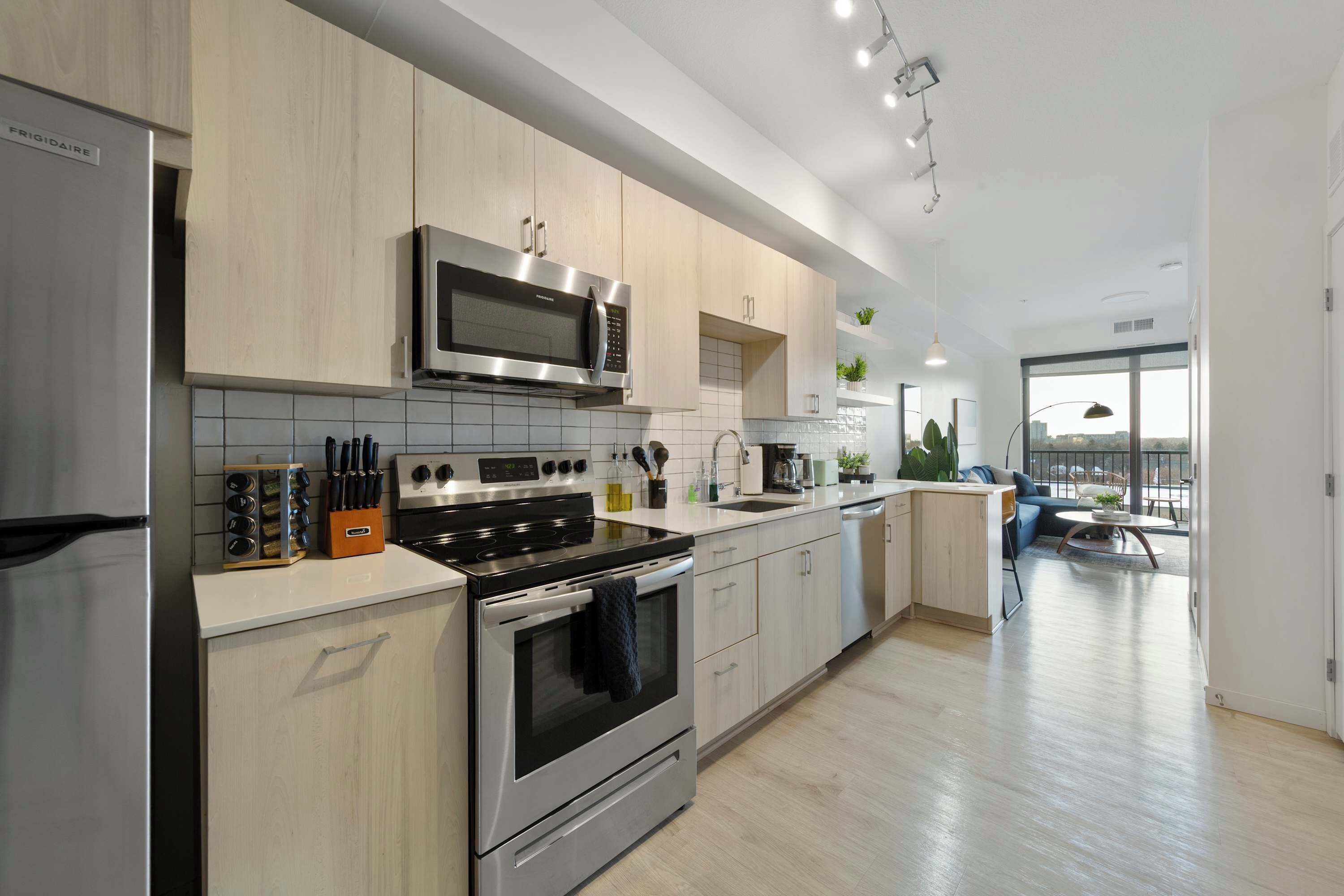 冰箱、微波炉、烤箱、炉灶