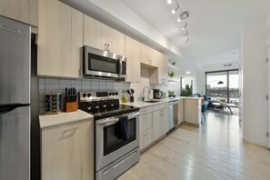 Geladeira, micro-ondas, fogão, cooktop