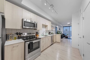 Refrigerador, microondas, horno y parrilla de estufa