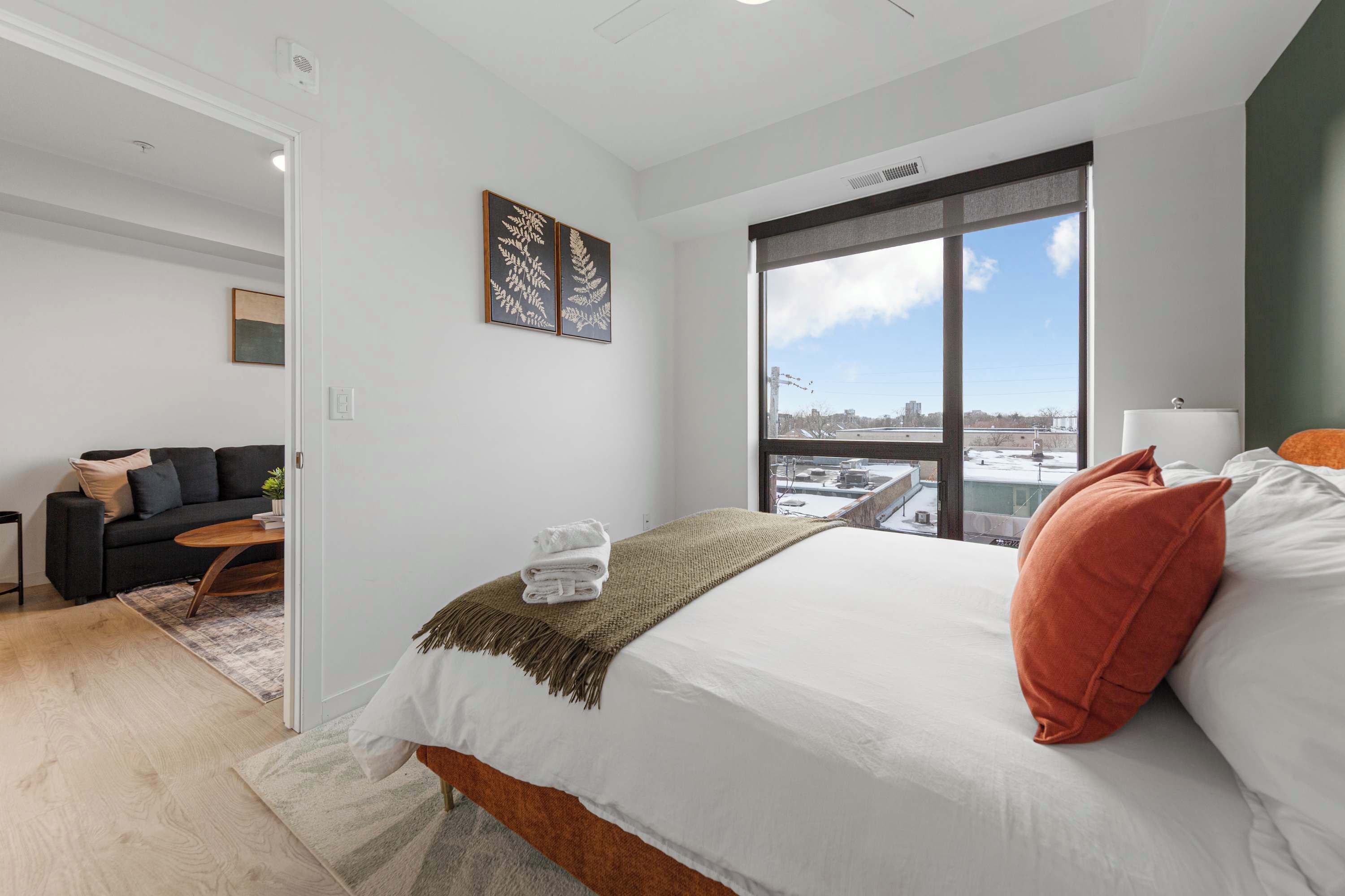 1 sovrum, skrivbord, strykjärn/strykbräda och resesäng