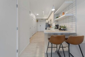 Réfrigérateur, four à micro-ondes, un four, surface de cuisson