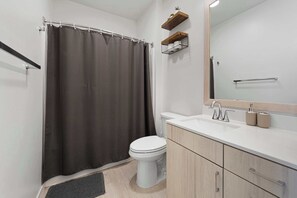 Dusj, hårføner og håndklær