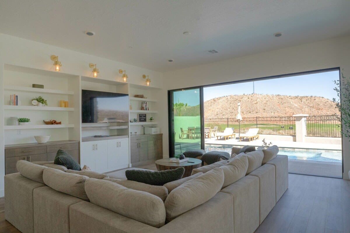 奢华独立别墅, 露台, 山景 | 起居区 | 平板电视