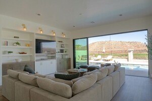 Luxury House, Patio, Mountain View | Living area