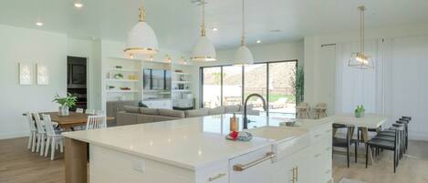 Casa de lujo, patio, vista a la montaña | Cocina privada