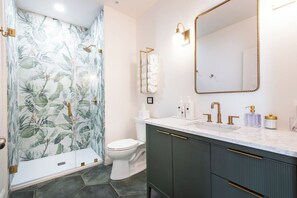 Shower, eco-friendly toiletries, hair dryer, towels - Hollyhock Suite 407: 3 bed /2 bath (Louisville)