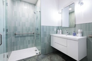 Een douche, milieuvriendelijke toiletartikelen, een haardroger