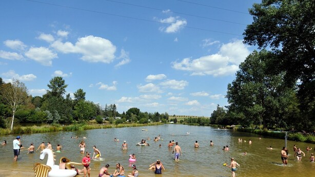 A crowded outdoor swimming area with people enjoying the water, surrounded by trees and a clear sky. - Au Vieux Gouvy: Family gîte, large enclosed garden & pets welcome (Gouvy)