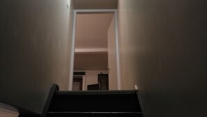 A staircase leading to a room with a door at the top. - Au Vieux Gouvy: Family gîte, large enclosed garden & pets welcome (Gouvy)