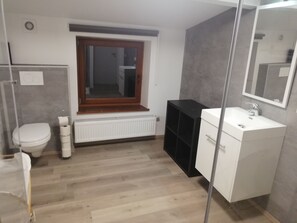 Doccia, asciugacapelli, asciugamani, sapone