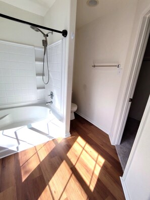 Bathroom - Spacious 4-bedroom house in beautiful Leander with AC (Leander)