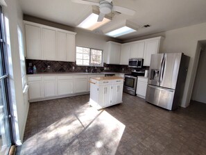 Private kitchen - Spacious 4-bedroom house in beautiful Leander with AC (Leander)